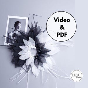 Könnte beinhalten: Ein schwarz-weißes Blumenaccessoire mit geschichteten Blütenblättern und Federakzenten. Das Design zeigt eine Mischung aus schwarzem und weißem Stoff mit einer zentralen Perlenansammlung. Im Hintergrund befindet sich ein Schwarz-Weiß-Foto einer Person, die ein ähnliches Accessoire trägt. Text lautet "Video & PDF".