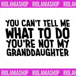 Puede incluir: Diseño gráfico en blanco y negro con el texto "YOU CAN'T TELL ME WHAT TO DO YOU'RE NOT MY GRANDDAUGHTER". El texto está en negrita, fuente sans-serif. El fondo es blanco, con una pancarta rosa en la parte superior e inferior que dice "RIOLANIASHOP".