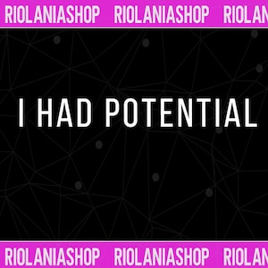 Può includere: Grafica nera con il testo bianco "I HAD POTENTIAL" su sfondo geometrico. In alto e in basso, un banner rosa con la scritta "RIOLANIASHOP".