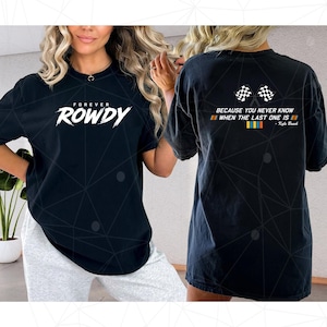 K&ouml;nnte beinhalten: Schwarzes T-Shirt mit dem wei&szlig;en Text "FOREVER ROWDY" auf der Vorderseite. Auf der R&uuml;ckseite des Shirts befinden sich zwei Zielflaggen und der Text "BECAUSE YOU NEVER KNOW WHEN THE LAST ONE IS".