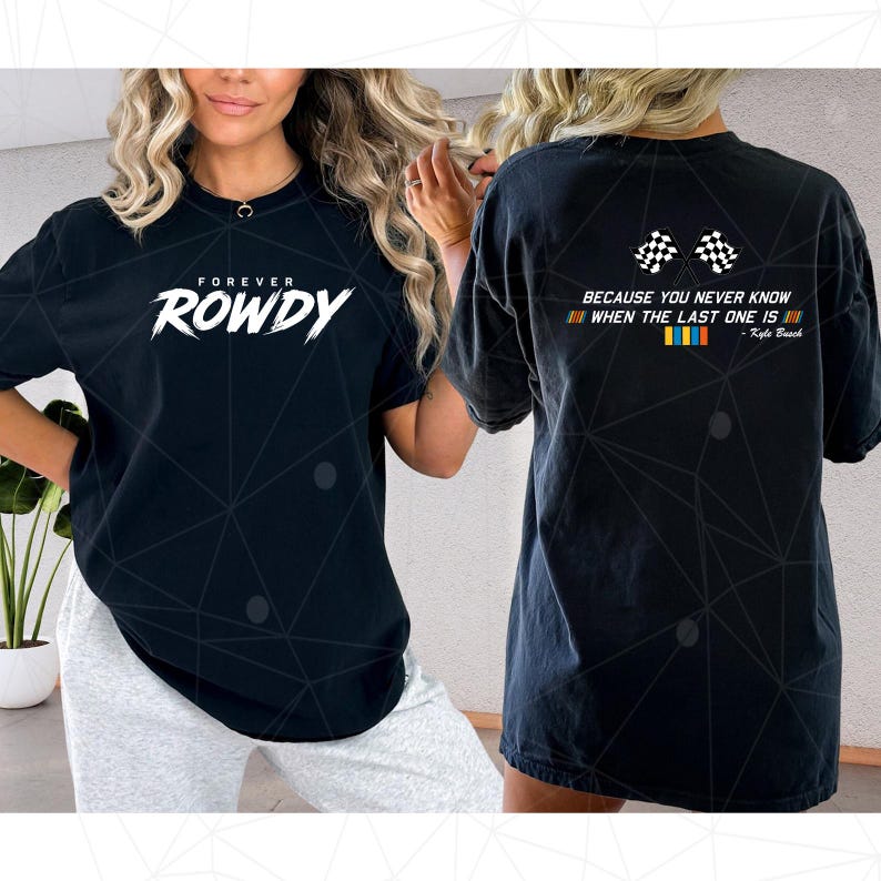 K&ouml;nnte beinhalten: Schwarzes T-Shirt mit dem wei&szlig;en Text "FOREVER ROWDY" auf der Vorderseite. Auf der R&uuml;ckseite des Shirts befinden sich zwei Zielflaggen und der Text "BECAUSE YOU NEVER KNOW WHEN THE LAST ONE IS".