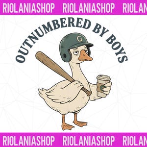 Könnte beinhalten: Ein Cartoon-Gans mit Baseballhelm, Baseballschläger und Kaffeetasse. Der Text "OUTNUMBERED BY BOYS" ist über der Gans angeordnet. Die Gans hat einen müden Gesichtsausdruck.