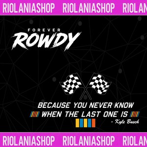 K&ouml;nnte beinhalten: Schwarzes Grafikdesign mit dem wei&szlig;en Text "FOREVER ROWDY" und zwei karierten Flaggen. Der Satz "BECAUSE YOU NEVER KNOW WHEN THE LAST ONE IS" ist ebenfalls enthalten, zugeschrieben an Kyle Busch.