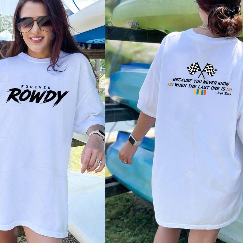 K&ouml;nnte beinhalten: Wei&szlig;e &uuml;bergro&szlig;e T-Shirts mit schwarzem Text. Auf einem Shirt steht "FOREVER ROWDY" in einer kr&auml;ftigen, stilisierten Schrift. Das andere Shirt zeigt zwei Zielflaggen und den Text "BECAUSE YOU NEVER KNOW WHEN THE LAST ONE IS".