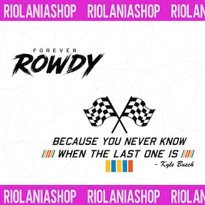 K&ouml;nnte beinhalten: Schwarz-wei&szlig;e Grafik mit dem Text "FOREVER ROWDY" und zwei gekreuzten Zielflaggen. Darunter steht der Text "BECAUSE YOU NEVER KNOW WHEN THE LAST ONE IS - Kyle Busch". Der Hintergrund ist wei&szlig;.