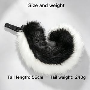 K&ouml;nnte beinhalten: Ein Schwanz-Accessoire aus Kunstfell mit schwarz-wei&szlig;em Muster, das zu einem Kreis geformt ist. Der Artikel verf&uuml;gt &uuml;ber eine schwarze Riemenbefestigung. Der Text auf dem Bild lautet: Size and weight, Tail length: 55cm, Tail weight: 240g.