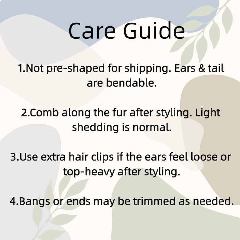 K&ouml;nnte beinhalten: Eine Pflegeanleitung mit schwarzem Text auf hellem Hintergrund, verziert mit abstrakten Formen und Blattillustrationen. Der Text lautet: Care Guide, 1. Not pre-shaped for shipping. Ears & tail are bendable. 2. Comb along the fur after styling. Light shedding is normal. 3. Use extra hair clips if the ears feel loose or top-heavy after styling. 4. Bangs or ends may be trimmed as needed.