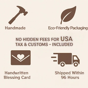 K&ouml;nnte beinhalten: Ein braunes Grafikdesign auf hellem Hintergrund mit vier Symbolen: ein Hammer mit der Aufschrift Handmade, ein Blatt mit der Aufschrift Eco-Friendly Packaging, ein Umschlag mit Herz mit der Aufschrift Handwritten Blessing Card und ein LKW mit der Aufschrift Shipped Within 96 Hours.