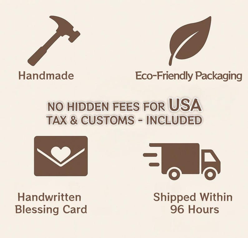 K&ouml;nnte beinhalten: Ein braunes Grafikdesign auf hellem Hintergrund mit vier Symbolen: ein Hammer mit der Aufschrift Handmade, ein Blatt mit der Aufschrift Eco-Friendly Packaging, ein Umschlag mit Herz mit der Aufschrift Handwritten Blessing Card und ein LKW mit der Aufschrift Shipped Within 96 Hours.