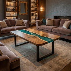 Könnte beinhalten: Rechteckiger Couchtisch aus Holz mit einem Design aus türkisfarbenem Epoxidharz. Der Tisch hat eine natürliche Holzmaserung und steht auf schwarzen Metallbeinen. Der Tisch befindet sich in einem Wohnzimmer mit braunen Sofas und einem Teppich.