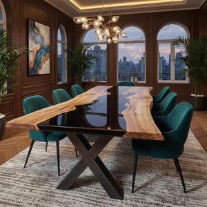 Könnte beinhalten: Ein moderner Esstisch mit einer Tischplatte aus rohem Holz und einer schwarzen Harzmitte. Der Tisch wird von einem dunklen Metallfuß getragen. Sechs teal-farbene Samtstühle umgeben den Tisch.