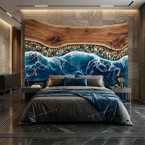 Può includere: Camera da letto con testiera personalizzata con una lastra di legno, pietre di fiume e un design in resina epossidica blu che ricorda le onde dell'oceano. Il letto ha lenzuola grigie con un copriletto blu.