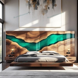 Op de afbeelding: Een modern houten bedframe met een hoofdbord met een rivier van turquoise hars. Het hoofdbord is gemaakt van hout met een natuurlijk nerfpatroon. Het bed heeft een laag profiel en een minimalistisch ontwerp. De slaapkamer heeft een groot raam en een neutraal kleurenpalet.
