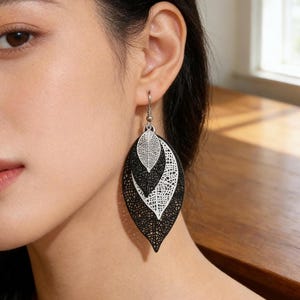 Boho örhängen med lager av löv, kopparfärgade 3-tonade guld-silver-svarta droppar, lätta filigran-naturinspirerade smycken, botanisk present till henne