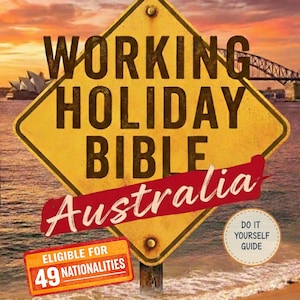 Może przedstawiać: Okładka książki z tytułem "WORKING HOLIDAY BIBLE Australia" dużymi literami, z żółtym wzorem znaku drogowego. Okładka zawiera tekst o wizach i kwalifikowalności dla 49 narodowości, z tłem plaży i panoramą miasta.