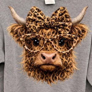 Vaca Leopardo das Terras Altas PNG, Vaca Leopardo Retrô das Terras Altas PNG, Amante de Vacas PNG, PNG Ocidental, Vaca Coquete PNG, Desenho Fofo de Bezerro das Terras Altas, Vaca Fofa imagem 1