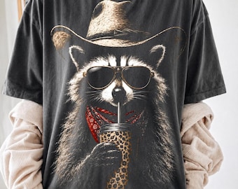 Guaxinim Café PNG, Cowgirl do Oeste PNG, Design de Camiseta Divertido e Moderno, Animal de Fazenda com Xícara de Café de Leopardo, Clipart de Garota Caipira Coquete
