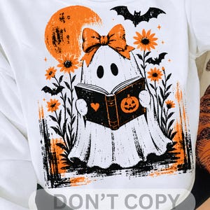 Fantasma di Halloween PNG, Fantasma amante dei libri PNG, Design di fantasma che legge, Grafica di fantasma carino e spettrale, Design di maglietta autunnale, Libro di zucca PNG immagine 2
