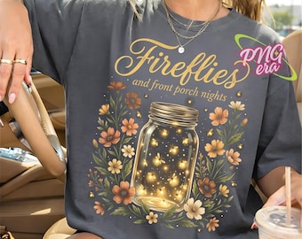 Luciérnagas doradas en un tarro de cristal PNG, diseño de cita para acogedoras noches de verano, gráfico de camisa campestre con estampado floral rústico, sublimación de brillo cálido PNG