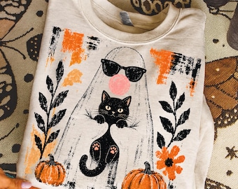 Gato fantasma de Halloween PNG, Lindo fantasma sosteniendo un gato negro, Temporada espeluznante PNG, Diseño de sublimación de Halloween, Camiseta de fantasma calabaza PNG