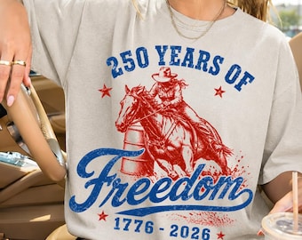 250 años de libertad PNG, corredora de barriles patriótica PNG, rodeo del 4 de julio PNG, carreras de caballos del oeste PNG, diseño de sublimación de vaquera estadounidense