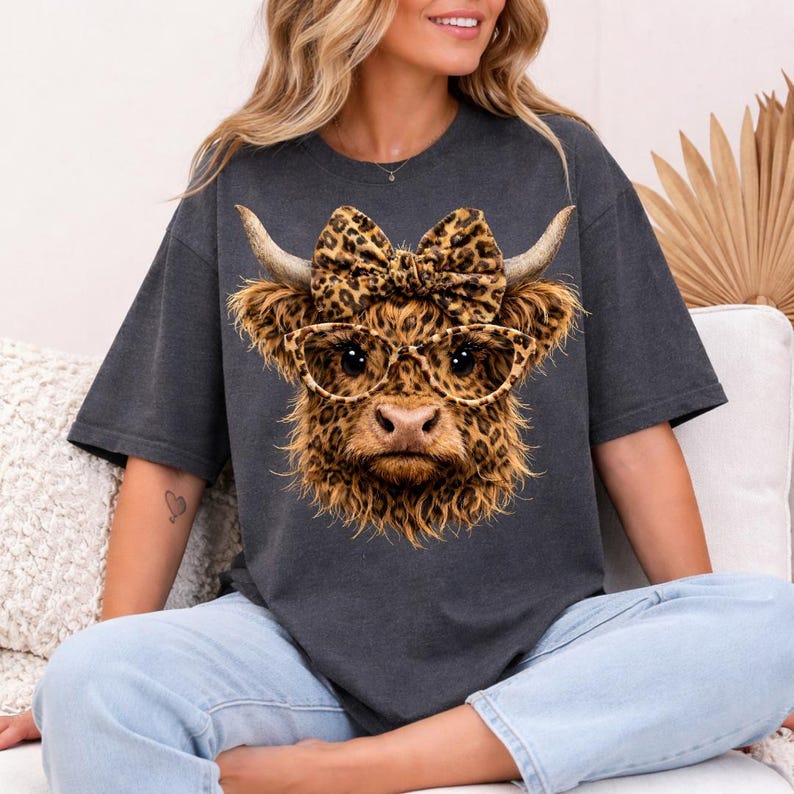 Vaca Leopardo das Terras Altas PNG, Vaca Leopardo Retrô das Terras Altas PNG, Amante de Vacas PNG, PNG Ocidental, Vaca Coquete PNG, Desenho Fofo de Bezerro das Terras Altas, Vaca Fofa imagem 6