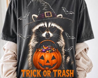 Mapache de Halloween PNG, diseño de camiseta "Truco o basura", gráfico de lindo mapache con sombrero de bruja, cubo de dulces de calabaza, impresión DTF de murciélago espeluznante