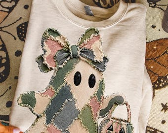 Fantasma de Halloween con estampado de camuflaje PNG, Fantasma de patchwork PNG, Fantasma lindo con lazo PNG, Cesta de truco o trato PNG, Diseño de sublimación de Halloween