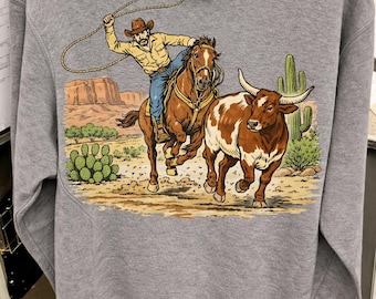 PNG vintage de cowboy com chifres longos, design de camisa de rodeio western para montaria em touros, download digital de cena de rancho no deserto