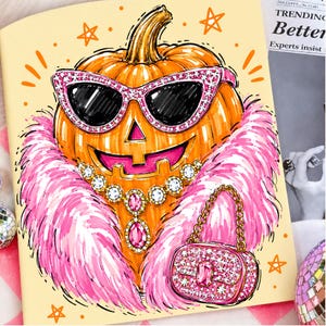 Könnte beinhalten: Eine lebendige Illustration auf hellgelbem Hintergrund zeigt einen geschnitzten orangefarbenen Kürbis mit einer rosa Katzenaugenbrille mit Strasssteinen, einer rosa Kunstfellstola, einer Schmuckhalskette und einer passenden rosa Strasshandtasche.