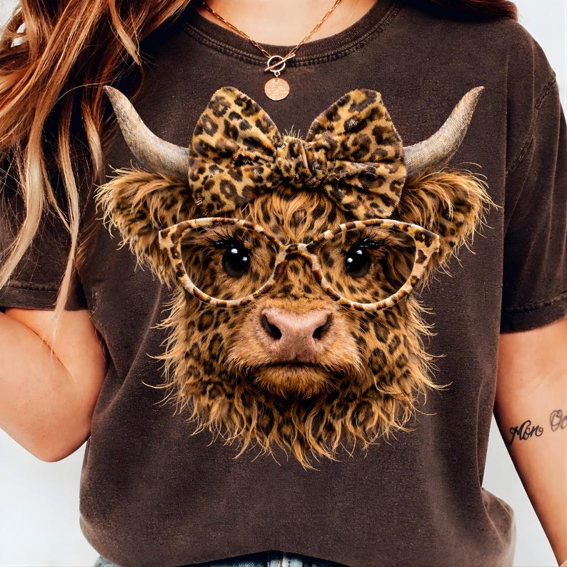 Vaca Leopardo das Terras Altas PNG, Vaca Leopardo Retrô das Terras Altas PNG, Amante de Vacas PNG, PNG Ocidental, Vaca Coquete PNG, Desenho Fofo de Bezerro das Terras Altas, Vaca Fofa imagem 2
