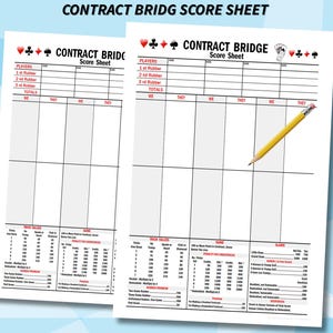 Puede incluir: Dos hojas de puntuación de Contract Bridge blancas con un lápiz amarillo. Las hojas tienen un encabezado que dice "CONTRACT BRIDGE Score Sheet" con símbolos de palos de cartas. Las hojas están diseñadas para registrar las puntuaciones de los juegos de bridge.
