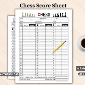 Puede incluir: Hoja de puntuación de ajedrez con columnas para evento, ronda, tablero y números de emparejamiento. Incluye secciones para información de jugadores blancos y negros, apertura y clasificación. Un lápiz y una taza de café están al lado.