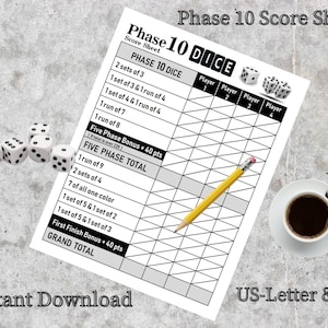 Könnte beinhalten: Ein Phase 10-Spielzettel mit Würfeln, einem Bleistift und einer Tasse Kaffee. Der Spielzettel hat Platz für vier Spieler und enthält Wertungskategorien. Die Würfel sind weiß mit schwarzen Punkten. Der Bleistift ist gelb mit einem rosa Radiergummi.