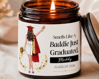 Candela di laurea personalizzata Classe 2026, regalo di laurea personalizzato con nome per la figlia della migliore amica, candela divertente in cera di soia "Smells Like A Baddie"