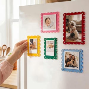 Marco de fotos magnético de acrílico con borde festoneado de colores, imán ondulado para nevera, marco para fotos Instax Mini, decoración moderna para el hogar, regalo único para baby shower.