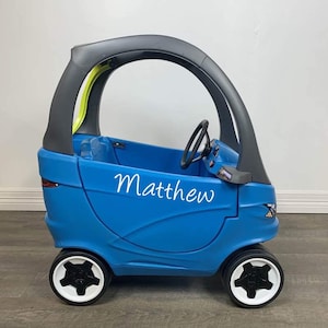 パーソナライズされた名前のコージークーペ、子供の名前のステッカーデカール、子供用車、リトルタイクスの車のステッカー、おもちゃのトラックのネームプレート、コージークーペ、パワーホイール