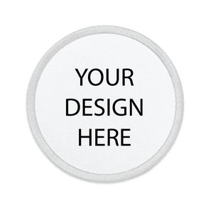 Może przedstawiać: Okrągła biała naszywka termotransferowa z białym obramowaniem. Naszywka zawiera napis "YOUR DESIGN HERE" nadrukowany czarnym kolorem.