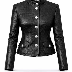 Könnte beinhalten: Schwarze Kunstlederjacke mit geprägtem Krokodilmuster. Die Jacke hat einen Stehkragen, silberne Knöpfe und zwei Vordertaschen. Der Markenname "ZADVO" ist auf dem Kragen aufgedruckt.