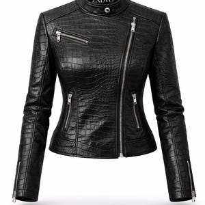 Könnte beinhalten: Schwarze Kunstlederjacke mit strukturierter Krokodilmusterung. Stehkragen, mehrere Reißverschlusstaschen und diagonaler Reißverschluss. Der Markenname "ZADVO" ist auf dem oberen Rücken der Jacke aufgedruckt.