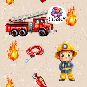Könnte beinhalten: Wiederholendes Muster mit einem roten Feuerwehrauto mit Leiter, Flammen, einem aufgerollten Feuerwehrschlauch, einem Feuerlöscher und einem Cartoon-Feuerwehrmann in gelbem Helm und Uniform. Der Hintergrund ist hellbeige mit kleinen Sprenkeln.