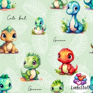 Könnte beinhalten: Ein hellgrüner Stoff mit einem sich wiederholenden Muster von Cartoon-Dinosauriern in Orange-, Grün- und Blautönen. Weiße Blätterkonturen und der Text "Cute but..." und "Grrrrr" sind ebenfalls vorhanden. Der Stoff hat ein verspieltes und skurriles Design.