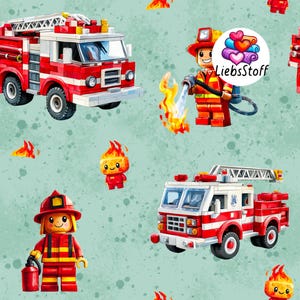 Può includere: Un motivo ripetuto con camion dei pompieri giocattolo e figure di pompieri rosse e bianche su uno sfondo verde acqua chiaro. Il design include fiamme e un logo che dice "LiebsStoff".