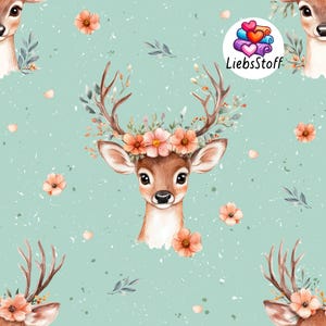 Könnte beinhalten: Wiederholendes Muster mit einer Aquarellillustration eines Hirsches mit Geweih, das mit einem Blumenkranz geschmückt ist. Der Hirsch ist vor einem helltürkisfarbenen Hintergrund mit verstreuten Blumen und Blättern platziert. Das Bild enthält den Text "LiebsStoff".
