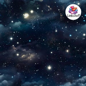 Könnte beinhalten: Ein dunkelblauer Stoff mit einem Sternennacht-Design. Der Stoff zeigt weiße und gelbe Sterne unterschiedlicher Größe, mit wolkigen Wolken und einem Logo in der oberen rechten Ecke.