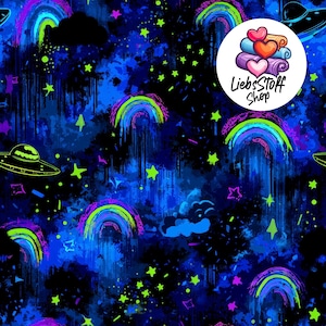 Könnte beinhalten: Ein lebendiges Stoffdesign mit einem Nachthimmel-Thema, das neongrüne Sterne, Regenbogen und UFOs vor einem dunkelblauen und schwarzen Hintergrund zeigt. Das Design enthält den Text "LiebsStoff Shop" in einem kreisförmigen Logo.