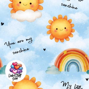 Könnte beinhalten: Ein verspieltes Muster mit lächelnden Sonnen, Wolken, Regenbogen und Herzen auf hellblauem Hintergrund. Der Text "You are my sunshine" und "My little" ist ebenfalls enthalten. Geeignet für Kinderprodukte.