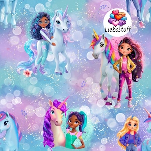 Könnte beinhalten: Ein sich wiederholendes Muster mit Illustrationen von Einhörnern und jungen Mädchen. Die Einhörner haben bunte Mähnen und Hörner, und die Mädchen sind in stilvollen Outfits gekleidet. Der Hintergrund ist eine weiche Mischung aus Blau, Rosa und Lila mit funkelnden Akzenten. Der Text "LiebsStoff" ist sichtbar.
