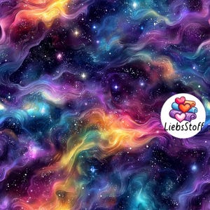 Könnte beinhalten: Ein lebendiger Stoff mit einem wirbelnden Galaxiemuster in Lila, Blau, Orange und Gelb. Der Stoff hat einen Sterneneffekt mit weißen Sprenkeln und ein Logo mit der Aufschrift "LiebsStoff".