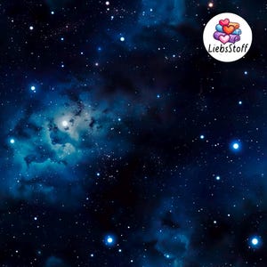 Könnte beinhalten: Ein dunkelblauer Stoff mit einem Himmelsdesign mit weißen Sternen und Nebeln. Der Stoff hat ein kosmisch Thema, mit einer Mischung aus dunklen und hellblauen Farbtönen. Das Bild enthält ein Logo mit dem Text "LiebsStoff".